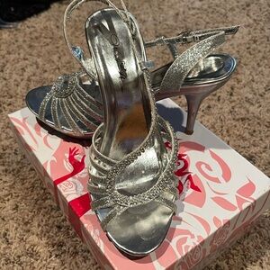 Silver women’s prom shoes / crystal / sparkle accents.. Size 8.5